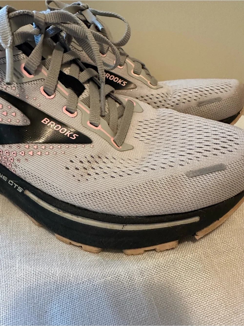 Brooks Adrenaline GTS 22 Women’s Running Shoes Gray Rose 8.5 Athletic Neutral